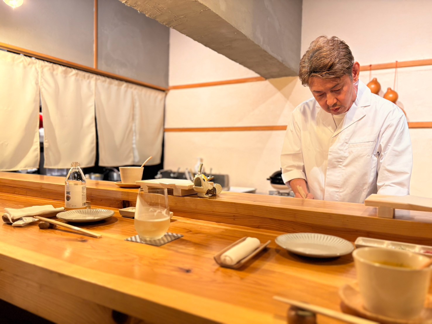 赤坂ひょうたんのカウンターで調理する店主